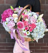 Цветочная композиция из Розы, Хризантемы, Пионы и Лизиантусы в корзине #REPLACE_PRED# Красном Сулине