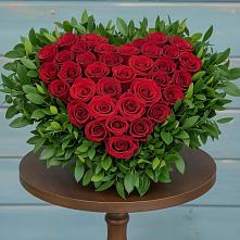 Цветочная композиция из Розы в виде сердца #REPLACE_PRED# Красном Сулине