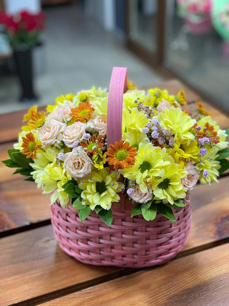 Цветочная композиция из Хризантемы и Розы в корзине в Красном Сулине