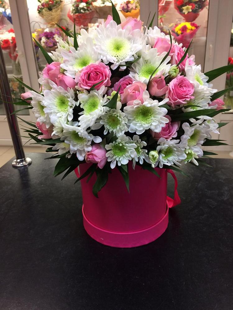 Цветочная композиция из Розы и Хризантемы в шляпной коробке в Красном Сулине