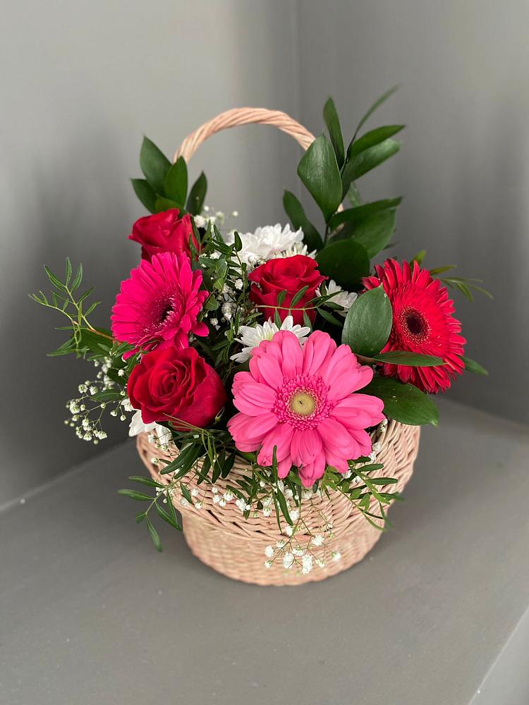Цветочная композиция из Розы, Хризантемы и Герберы в корзине в Красном Сулине