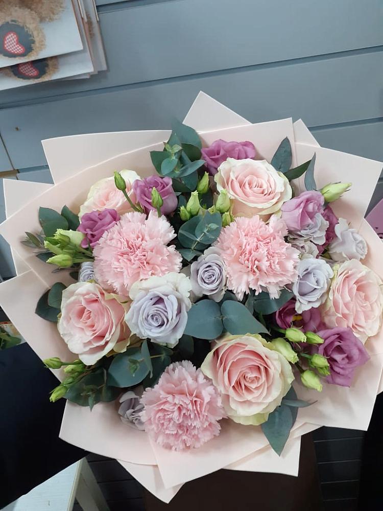 Букет цветов из: Розы, Гвоздики и Лизиантусы в Красном Сулине