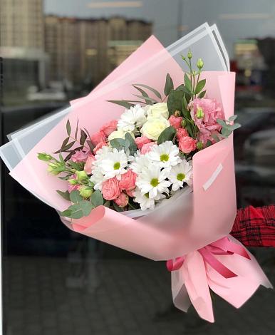 Букет цветов из: Розы, Лизиантусы и Хризантемы в Красном Сулине