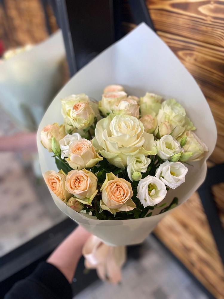 Букет цветов из: Розы и Лизиантусы в Красном Сулине