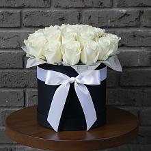 Цветочная композиция из Розы в шляпной коробке #REPLACE_PRED# Красном Сулине